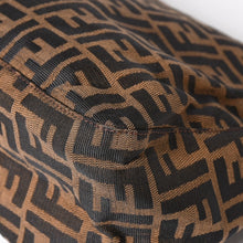 Load the image into the gallery viewer. 極美品 FENDI フェンディ マンマバケット ワンショルダーバッグ 26325 ズッカ柄 ブラウン ヴィンテージ シルバー金具 中古 4a006218