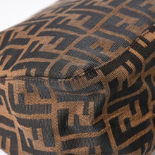 Load the image into the gallery viewer. 極美品 FENDI フェンディ マンマバケット ワンショルダーバッグ 26325 ズッカ柄 ブラウン ヴィンテージ シルバー金具 中古 4a006218