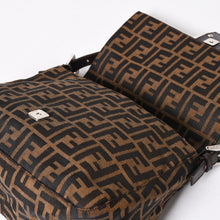 Load the image into the gallery viewer. 極美品 FENDI フェンディ マンマバケット ワンショルダーバッグ 26325 ズッカ柄 ブラウン ヴィンテージ シルバー金具 中古 4a006218