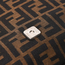 Load the image into the gallery viewer. 極美品 FENDI フェンディ マンマバケット ワンショルダーバッグ 26325 ズッカ柄 ブラウン ヴィンテージ シルバー金具 中古 4a006218