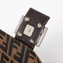 Load the image into the gallery viewer. 極美品 FENDI フェンディ マンマバケット ワンショルダーバッグ 26325 ズッカ柄 ブラウン ヴィンテージ シルバー金具 中古 4a006218
