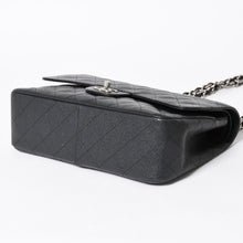 Load the image into the gallery viewer. 極美品 CHANEL シャネル デカマトラッセ30 Wフラップ Wチェーンショルダーバッグ 16番台 ココマーク キャビアスキン ブラック 中古 4a006242