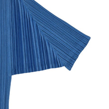 Load the image into the gallery viewer. 極美品 ISSEI MIYAKE イッセイミヤケ PLEATS PLEASE プリーツプリーズ トップス 半袖 ブルー サイズ4 中古 4a006118