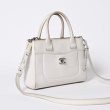 画像をギャラリービューアに読み込む, CHANEL シャネル ネオ エグゼクティブ トート スモール ハンドバッグ 2WAY A69929 ココマーク キャビアスキン シルバー金具 良品 中古 4a006135