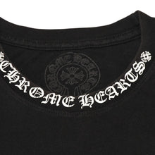 Load the image into the gallery viewer. CHROME HEARTS クロムハーツ 半袖Tシャツ サイズM オールドイングリッシュ ネックロゴ スクロールラベル ブラック 美品 中古 4a006278