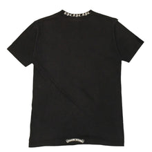 Load the image into the gallery viewer. CHROME HEARTS クロムハーツ オールド 半袖Tシャツ サイズS NYC限定 オールドイングリッシュ ネックロゴ ブラック 美品 中古 4a006280