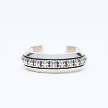 画像をギャラリービューアに読み込む, 極美品 CHROME HEARTS クロムハーツ CH PLUS PYRAMID OPEN BAND CHプラス ピラミッド オープンバンドリング 重量7.57g 17号 中古 4a006272