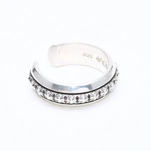 極美品 CHROME HEARTS クロムハーツ CH PLUS PYRAMID OPEN BAND CHプラス ピラミッド オープンバンドリング 重量7.57g 17号 中古 4a006272