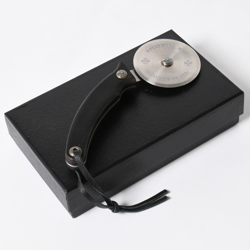極美品 CHROME HEARTS クロムハーツ PIZZA CUTTER カトラリー ピザカッター ホースシュー CHプラス エボニーウッド ブラウン 中古 4a006336