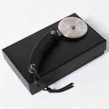 Load the image into the gallery viewer. 極美品 CHROME HEARTS クロムハーツ PIZZA CUTTER カトラリー ピザカッター ホースシュー CHプラス エボニーウッド ブラウン 中古 4a006336