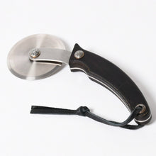 Load the image into the gallery viewer. 極美品 CHROME HEARTS クロムハーツ PIZZA CUTTER カトラリー ピザカッター ホースシュー CHプラス エボニーウッド ブラウン 中古 4a006336