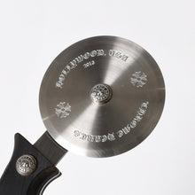 Load the image into the gallery viewer. 極美品 CHROME HEARTS クロムハーツ PIZZA CUTTER カトラリー ピザカッター ホースシュー CHプラス エボニーウッド ブラウン 中古 4a006336