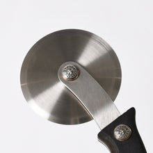 Load the image into the gallery viewer. 極美品 CHROME HEARTS クロムハーツ PIZZA CUTTER カトラリー ピザカッター ホースシュー CHプラス エボニーウッド ブラウン 中古 4a006336