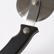 Load the image into the gallery viewer. 極美品 CHROME HEARTS クロムハーツ PIZZA CUTTER カトラリー ピザカッター ホースシュー CHプラス エボニーウッド ブラウン 中古 4a006336