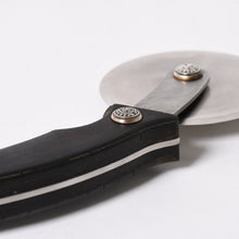 Load the image into the gallery viewer. 極美品 CHROME HEARTS クロムハーツ PIZZA CUTTER カトラリー ピザカッター ホースシュー CHプラス エボニーウッド ブラウン 中古 4a006336