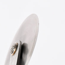 Load the image into the gallery viewer. 極美品 CHROME HEARTS クロムハーツ PIZZA CUTTER カトラリー ピザカッター ホースシュー CHプラス エボニーウッド ブラウン 中古 4a006336