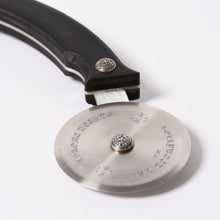 Load the image into the gallery viewer. 極美品 CHROME HEARTS クロムハーツ PIZZA CUTTER カトラリー ピザカッター ホースシュー CHプラス エボニーウッド ブラウン 中古 4a006336