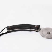 Load the image into the gallery viewer. 極美品 CHROME HEARTS クロムハーツ PIZZA CUTTER カトラリー ピザカッター ホースシュー CHプラス エボニーウッド ブラウン 中古 4a006336