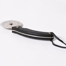 Load the image into the gallery viewer. 極美品 CHROME HEARTS クロムハーツ PIZZA CUTTER カトラリー ピザカッター ホースシュー CHプラス エボニーウッド ブラウン 中古 4a006336