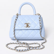 Load the image into the gallery viewer. 新品未使用品 CHANEL シャネル マトラッセ ココハンドル 14.5 ミニチェーン クラッチ バッグ ライトブルー ランダム番台 中古 4a006467