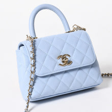 Load the image into the gallery viewer. 新品未使用品 CHANEL シャネル マトラッセ ココハンドル 14.5 ミニチェーン クラッチ バッグ ライトブルー ランダム番台 中古 4a006467