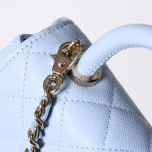 Load the image into the gallery viewer. 新品未使用品 CHANEL シャネル マトラッセ ココハンドル 14.5 ミニチェーン クラッチ バッグ ライトブルー ランダム番台 中古 4a006467
