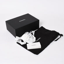 Load the image into the gallery viewer. 新品未使用品 CHANEL シャネル マトラッセ ココハンドル 14.5 ミニチェーン クラッチ バッグ ライトブルー ランダム番台 中古 4a006467