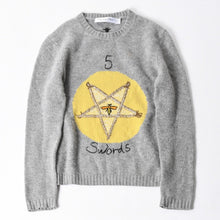 画像をギャラリービューアに読み込む, CHIRSTIAN DIOR クリスチャンディオール 5 Swords カシミヤセーター 8C24567ZL104 マリア グラツィア キウリ ペンタグラム 蜂刺繍 グレー イエロー 美品 中古 4a006391