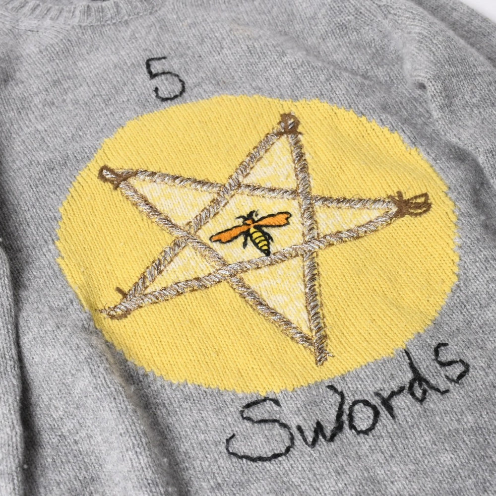 CHIRSTIAN DIOR クリスチャンディオール 5 Swords カシミヤセーター 8C24567ZL104 マリア グラツィア キウリ ペンタグラム 蜂刺繍 グレー イエロー 美品 中古 4a006391