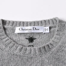 画像をギャラリービューアに読み込む, CHIRSTIAN DIOR クリスチャンディオール 5 Swords カシミヤセーター 8C24567ZL104 マリア グラツィア キウリ ペンタグラム 蜂刺繍 グレー イエロー 美品 中古 4a006391