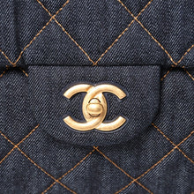 Load the image into the gallery viewer. 新品未使用 CHANEL シャネル デカマトラッセ38 Sフラップ Wチェーンショルダーバッグ ランダム番台 ココマーク デニム 中古 4a006419