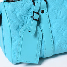 Load the image into the gallery viewer. 極美品 LOUIS VUITTON ルイヴィトン キーポルバンドリエール 25 モノグラムトリヨン ターコイズ ハンドバッグ レザー M11996 中古 4a006254
