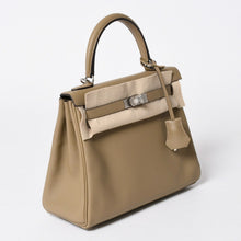 Load the image into the gallery viewer. 新品同様 HERMES エルメス ケリー25 2WAY ショルダーバッグ W刻印 ヴォースイフト ベージュマルファ シルバー金具 中古 4a006145