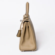 Load the image into the gallery viewer. 新品同様 HERMES エルメス ケリー25 2WAY ショルダーバッグ W刻印 ヴォースイフト ベージュマルファ シルバー金具 中古 4a006145
