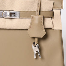 Load the image into the gallery viewer. 新品同様 HERMES エルメス ケリー25 2WAY ショルダーバッグ W刻印 ヴォースイフト ベージュマルファ シルバー金具 中古 4a006145