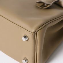Load the image into the gallery viewer. 新品同様 HERMES エルメス ケリー25 2WAY ショルダーバッグ W刻印 ヴォースイフト ベージュマルファ シルバー金具 中古 4a006145
