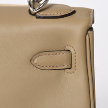 Load the image into the gallery viewer. 新品同様 HERMES エルメス ケリー25 2WAY ショルダーバッグ W刻印 ヴォースイフト ベージュマルファ シルバー金具 中古 4a006145