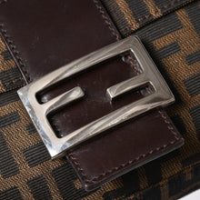 Load the image into the gallery viewer. 極美品 FENDI フェンディ ショルダーバッグ クロスボディバッグ マンマバケット ズッカ柄 33492 ブラウン シルバー金具 中古 4a006409