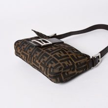 Load the image into the gallery viewer. 極美品 FENDI フェンディ ショルダーバッグ クロスボディバッグ マンマバケット ズッカ柄 33492 ブラウン シルバー金具 中古 4a006409