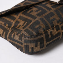 Load the image into the gallery viewer. 極美品 FENDI フェンディ ショルダーバッグ クロスボディバッグ マンマバケット ズッカ柄 33492 ブラウン シルバー金具 中古 4a006409