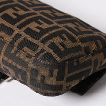 Load the image into the gallery viewer. 極美品 FENDI フェンディ ショルダーバッグ クロスボディバッグ マンマバケット ズッカ柄 33492 ブラウン シルバー金具 中古 4a006409