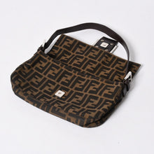 Load the image into the gallery viewer. 極美品 FENDI フェンディ ショルダーバッグ クロスボディバッグ マンマバケット ズッカ柄 33492 ブラウン シルバー金具 中古 4a006409