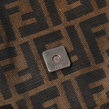 Load the image into the gallery viewer. 極美品 FENDI フェンディ ショルダーバッグ クロスボディバッグ マンマバケット ズッカ柄 33492 ブラウン シルバー金具 中古 4a006409