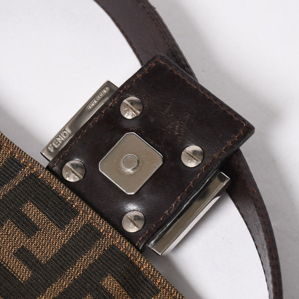 極美品 FENDI フェンディ ショルダーバッグ クロスボディバッグ マンマバケット ズッカ柄 33492 ブラウン シルバー金具 中古 4a006409