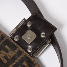 Load the image into the gallery viewer. 極美品 FENDI フェンディ ショルダーバッグ クロスボディバッグ マンマバケット ズッカ柄 33492 ブラウン シルバー金具 中古 4a006409