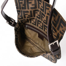 Load the image into the gallery viewer. 極美品 FENDI フェンディ ショルダーバッグ クロスボディバッグ マンマバケット ズッカ柄 33492 ブラウン シルバー金具 中古 4a006409