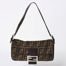 Load the image into the gallery viewer. 極美品 FENDI フェンディ ショルダーバッグ クロスボディバッグ マンマバケット ズッカ柄 33492 ブラウン シルバー金具 中古 4a006409
