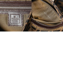 Load the image into the gallery viewer. 極美品 FENDI フェンディ ショルダーバッグ クロスボディバッグ マンマバケット ズッカ柄 33492 ブラウン シルバー金具 中古 4a006409