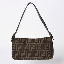 Load the image into the gallery viewer. 極美品 FENDI フェンディ ショルダーバッグ クロスボディバッグ マンマバケット ズッカ柄 33492 ブラウン シルバー金具 中古 4a006409