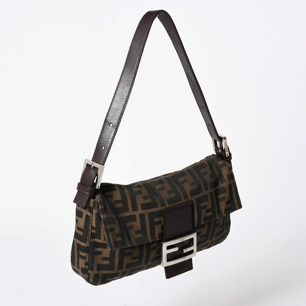 極美品 FENDI フェンディ ショルダーバッグ クロスボディバッグ マンマバケット ズッカ柄 33492 ブラウン シルバー金具 中古 4a006409